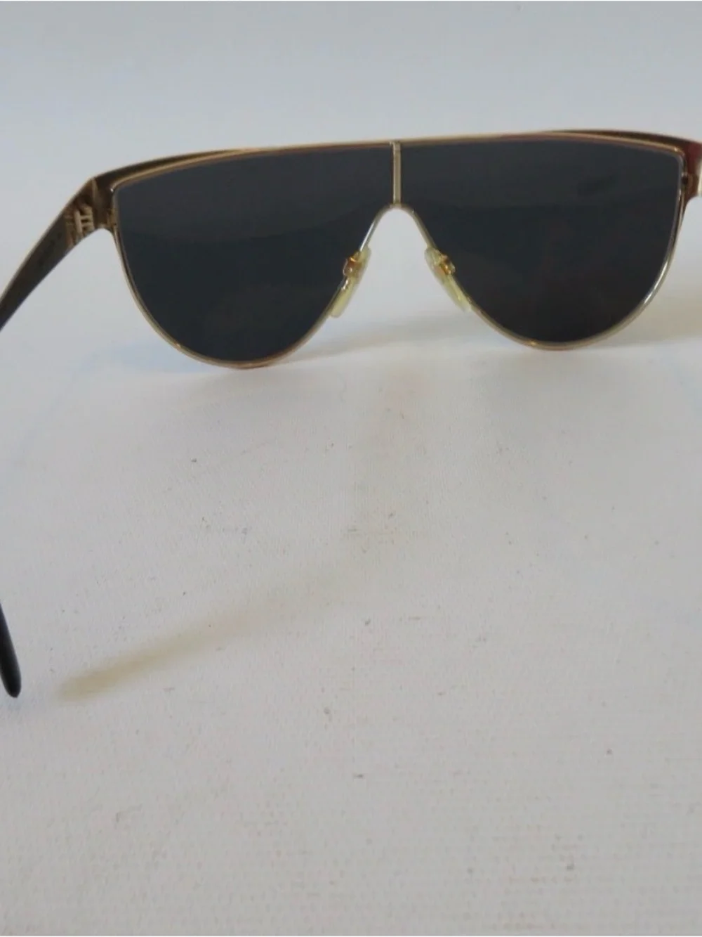 Gucci Oversized Shield Sunglasses in Gold and Black - Picture 5 of 7